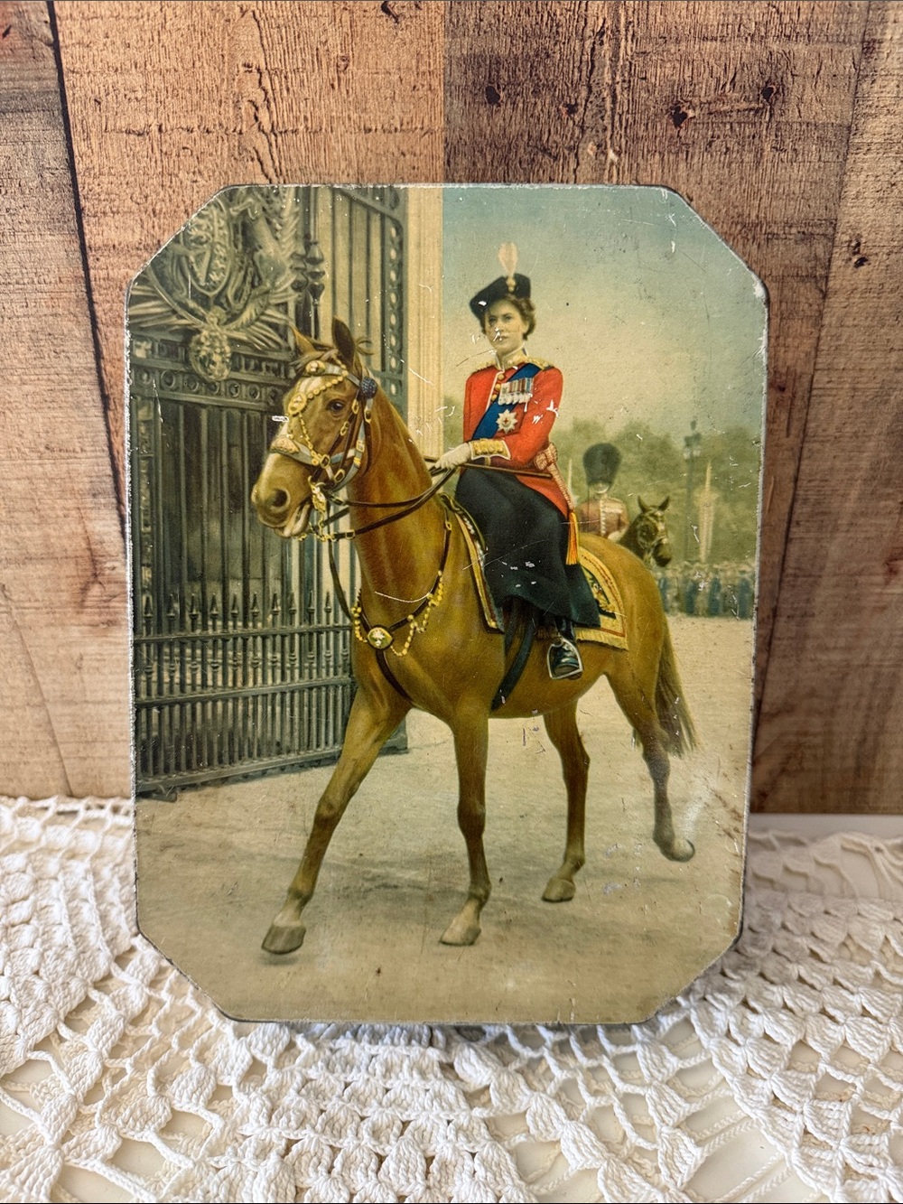 VTG 1957 Princess Elizabeth on Horseback Tin Huntley and Palmers Biscuits Tin